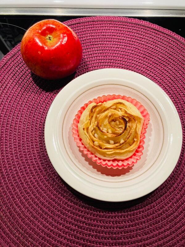 Apfelrosen mit Blätterteig auf Dessertteller