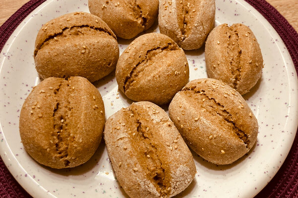 Brötchen mit Sesam