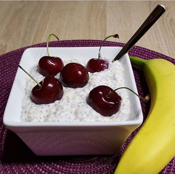 Chiapudding mit Kirschen und Banane neben der Schüssel