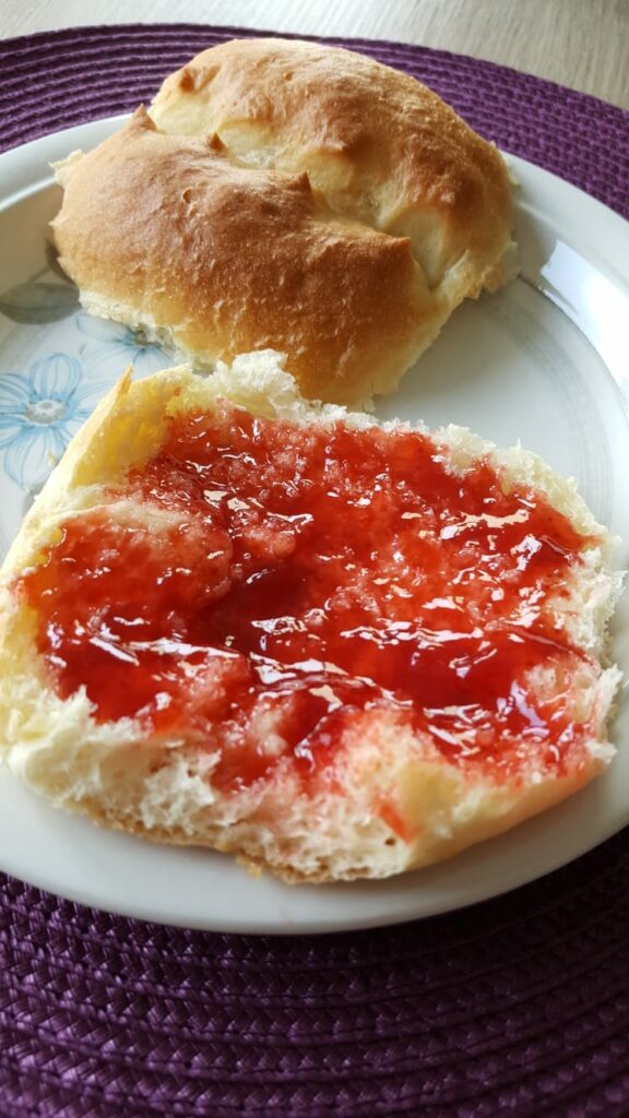 Fluffige Milchbrötchen aufgeschnitten