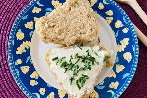 Zwiebelbrötchen angeschnitten auf Dessertteller